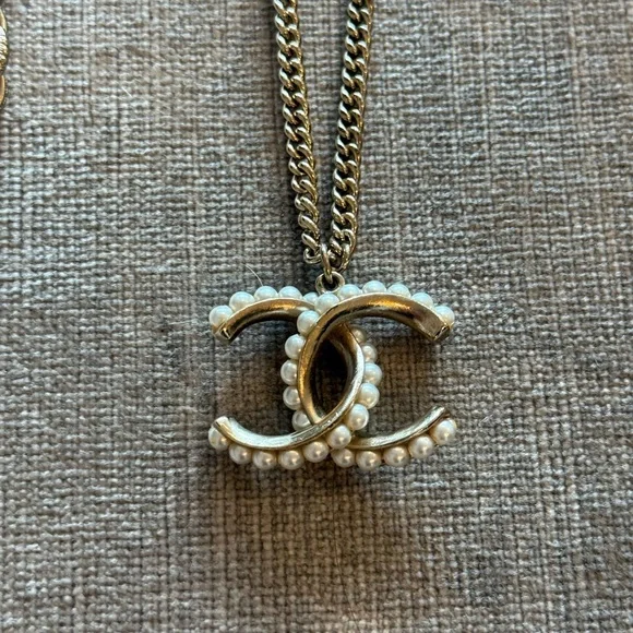 Authentic Chanel CC Faux Pearl Necklace Gold Tone - Picture 5 of 12